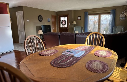 Pittsburg House | Idyllic Rocky Top Cabin: Lakeside Retreat with Pool