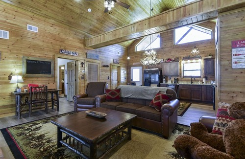 Branson Cedars Cabin | Pet Friendly Rocky Top Lodge with Pool & Spa Retreat