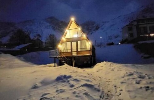 Gergeti Cabin | Scenic Rocky Views: Family-Friendly Retreat Awaits You