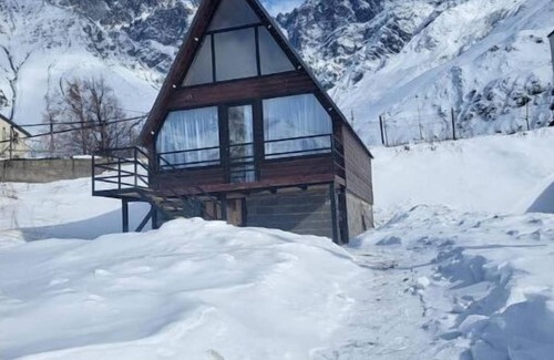 Gergeti Cabin | Scenic Rocky Views: Family-Friendly Retreat Awaits You