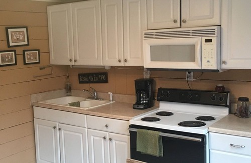 Abingdon Cabin | Highly Rated Rockybrook Miller's Cabin with Family Kitchen