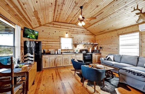 Fredericksburg Cabin | Rockyridge Cabin: Scenic Views & Family-Friendly Amenities