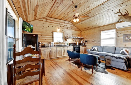 Fredericksburg Cabin | Rockyridge Cabin: Scenic Views & Family-Friendly Amenities