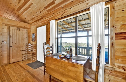 Fredericksburg Cabin | Rockyridge Cabin: Scenic Views & Family-Friendly Amenities