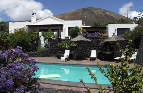 La Asomada Apartment | Roco III - Ideal Holiday Apartment with Pool and Garden