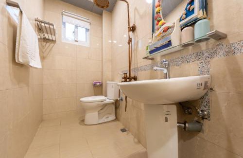 Shanjiao House | Rococo Homestay: Family-Friendly Getaway with Kitchen Access