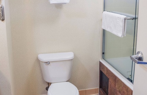 Chesapeake Beach Hotel | Rod 'N' Reel Resort: Family-Friendly Retreat with Spa & Pool
