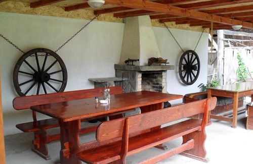 Apriltsi House | Roden Dom Holiday Home: Pet-Friendly Retreat with Pool