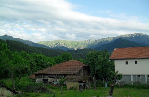 Apriltsi House | Roden Dom Holiday Home: Pet-Friendly Retreat with Pool