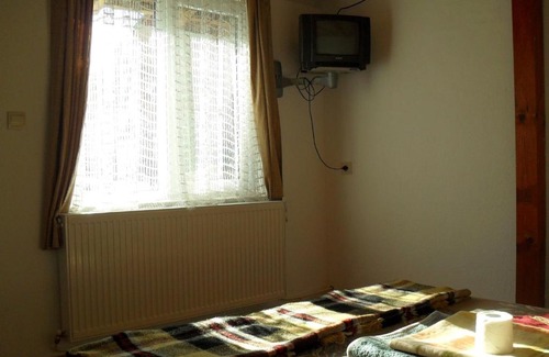 Apriltsi House | Roden Dom Holiday Home: Pet-Friendly Retreat with Pool