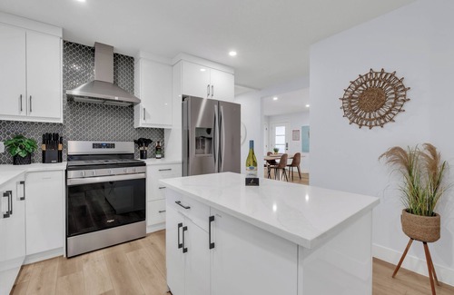 Killarney House | Stylish Upper Suite in Killarney with Ocean View & Backyard