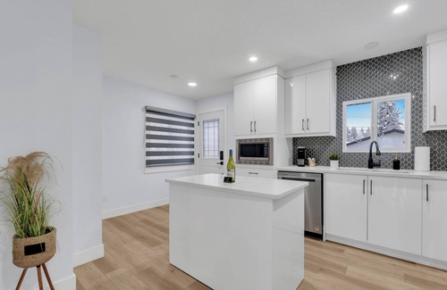 Killarney House | Stylish Upper Suite in Killarney with Ocean View & Backyard