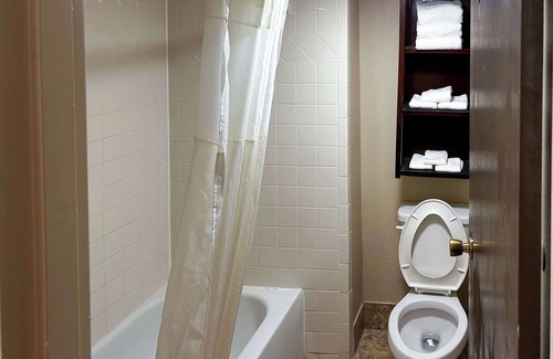 Abilene Hotel | Comfortable Stay at Rodeway Inn with Spa and Restaurant