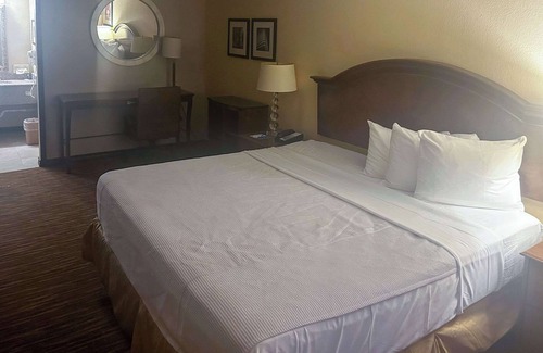 Abilene Hotel | Comfortable Stay at Rodeway Inn with Spa and Restaurant