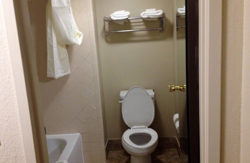 Abilene Hotel | Comfortable Stay at Rodeway Inn with Spa and Restaurant