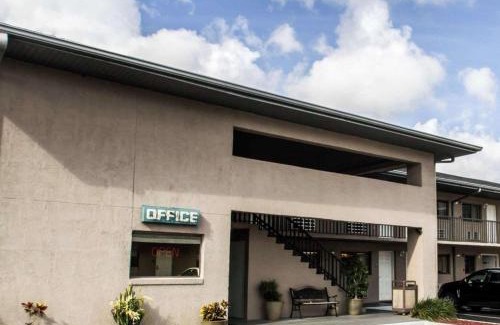 Apopka Hotel | Convenient Rodeway Inn: Pet and Child-Friendly Retreat