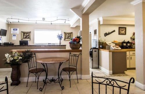 Apopka Hotel | Convenient Rodeway Inn: Pet and Child-Friendly Retreat
