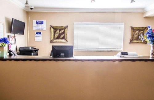 Apopka Hotel | Convenient Rodeway Inn: Pet and Child-Friendly Retreat