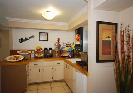 Apopka Hotel | Convenient Rodeway Inn: Pet and Child-Friendly Retreat