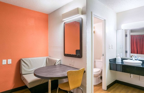 Violetville Hotel | Comfortable Stay at Rodeway Inn Baltimore - Inner Harbor South