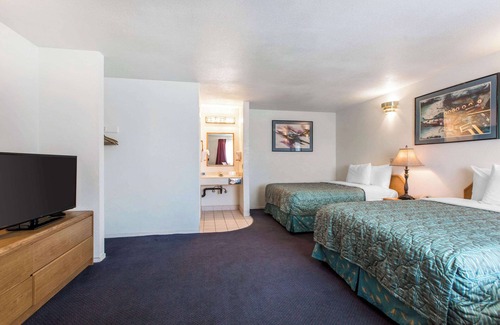 Beaumont Hotel | Relax at Rodeway Inn Beaumont with Pool and Kitchen Access