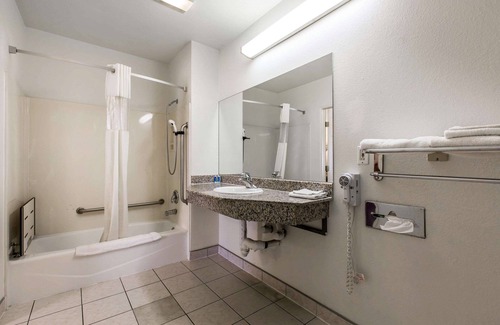 Beaumont Hotel | Relax at Rodeway Inn Beaumont with Pool and Kitchen Access