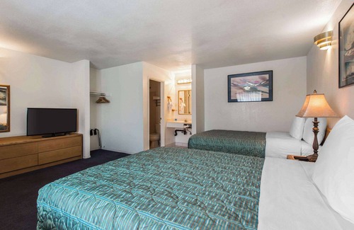 Beaumont Hotel | Relax at Rodeway Inn Beaumont with Pool and Kitchen Access