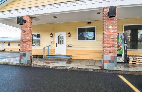 Bellows Falls Hotel | Budget-Friendly Rodeway Inn: Family-Centric Comfort Awaits