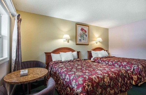Bellows Falls Hotel | Budget-Friendly Rodeway Inn: Family-Centric Comfort Awaits