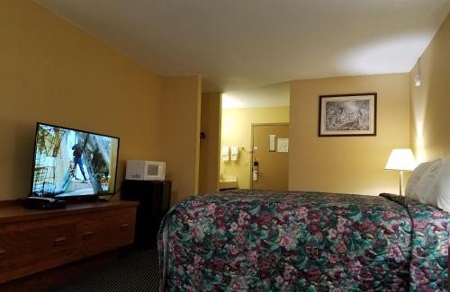 Blair Hotel | Budget-Friendly Rodeway Inn Blair with Family Amenities