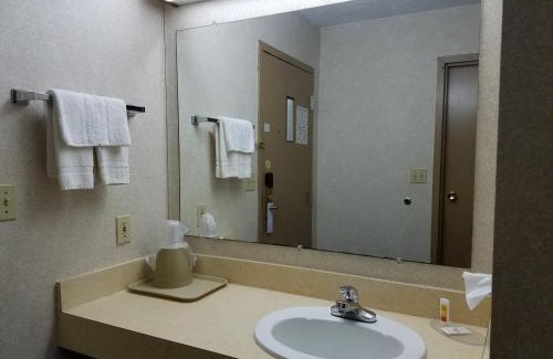 Blair Hotel | Budget-Friendly Rodeway Inn Blair with Family Amenities