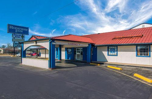 Broken Bow Hotel | Pet-Friendly Rodeway Inn Broken Bow-Hochatown with Pool
