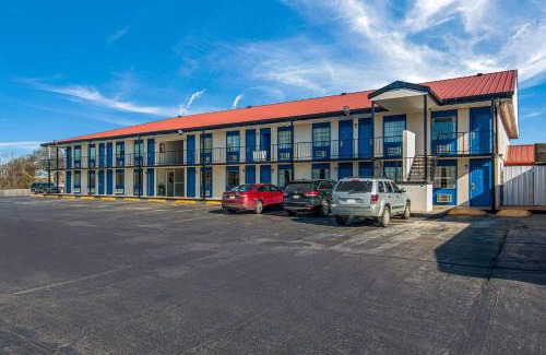 Broken Bow Hotel | Pet-Friendly Rodeway Inn Broken Bow-Hochatown with Pool