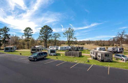 Broken Bow Hotel | Pet-Friendly Rodeway Inn Broken Bow-Hochatown with Pool
