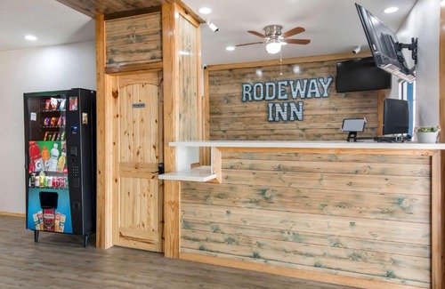 Broken Bow Hotel | Pet-Friendly Rodeway Inn Broken Bow-Hochatown with Pool