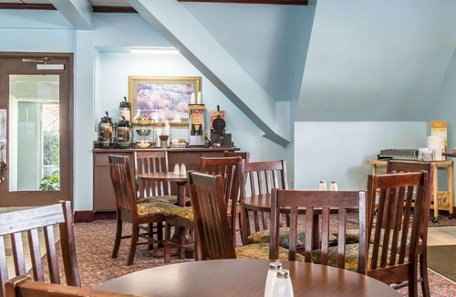 Brookville Hotel | Pet-Friendly Retreat at Rodeway Inn Brookville with Hot Tub