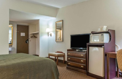 Brookville Hotel | Pet-Friendly Retreat at Rodeway Inn Brookville with Hot Tub