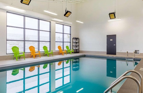 Amos Hotel | Budget-Friendly Rodeway Inn with Pool and Family Amenities