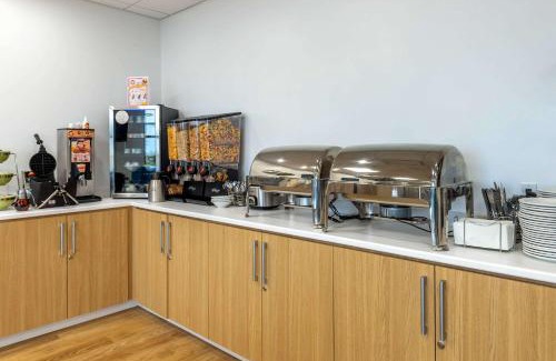 Amos Hotel | Budget-Friendly Rodeway Inn with Pool and Family Amenities
