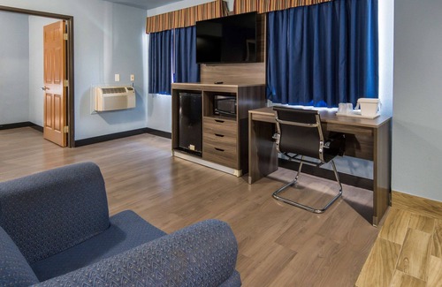 Original Town Hotel | Comfortable Stay at Rodeway Inn Carrollton I-35E with Breakfast