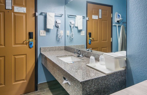 Original Town Hotel | Comfortable Stay at Rodeway Inn Carrollton I-35E with Breakfast