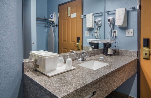 Original Town Hotel | Comfortable Stay at Rodeway Inn Carrollton I-35E with Breakfast