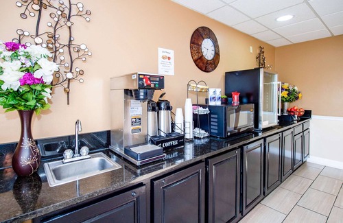 Rustic Hills Hotel | Discover Rodeway Inn in Central Colorado Springs - Family Friendly!