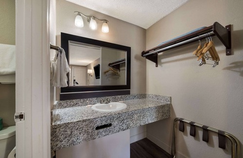 Toddville Road Hotel | Convenient Rodeway Inn near Charlotte Airport with Breakfast