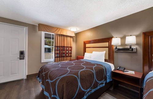 Toddville Road Hotel | Convenient Rodeway Inn near Charlotte Airport with Breakfast