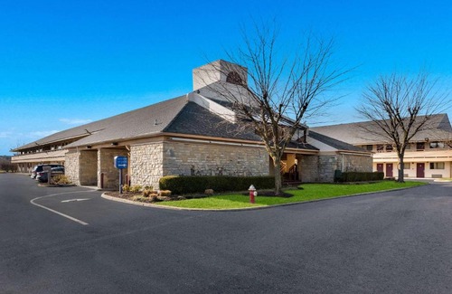 Columbus Hotel | Budget-Friendly Rodeway Inn: Ideal for Families and Pets