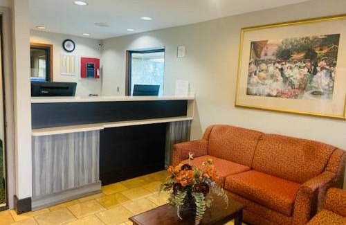Columbus Hotel | Budget-Friendly Rodeway Inn: Ideal for Families and Pets