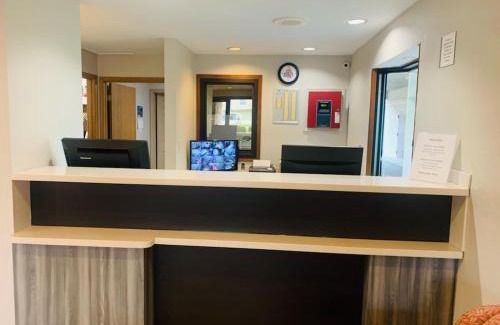Columbus Hotel | Budget-Friendly Rodeway Inn: Ideal for Families and Pets
