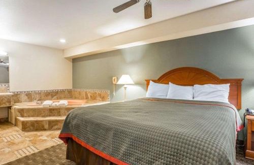 Delano Hotel | Pet-Friendly Comfort at Rodeway Inn Delano - Family Friendly