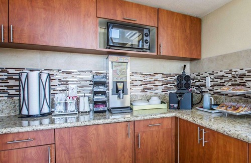 Delano Hotel | Inviting Stay at Rodeway Inn Delano with Pool & Breakfast